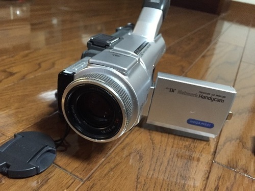 ビデオカメラ、ムービーカメラ SONY Handycam DCR-TRV70