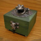 カエルの小物入れ　木箱の上に金属の蛙が乗ってます。