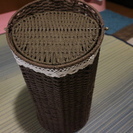 カゴ編みのナチュラルなゴミ箱　