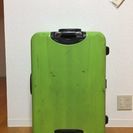 エメラルドグリーンのスーツケース