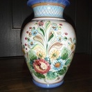 イタリア風の明るい花柄の花瓶（高さ３０ｃｍ）中古ですがオリジナル...