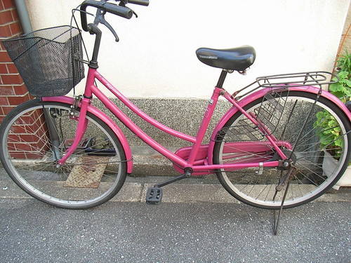 無料配達地域あり、26インチ、ピンクの整備したママチャリ中古自転車を自転車出張修理店グッドサイクルが出品、タイヤは山あり割れありです。