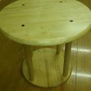 木の丸いテーブル
