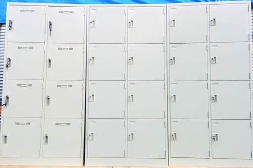 スチールロッカー スチール キャビネット ８人用×３台 鍵付き