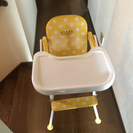 赤ちゃん用のテーブル付きの椅子