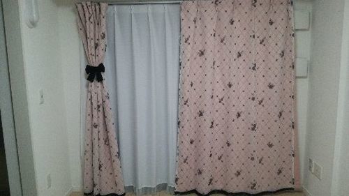カーテン 1級遮光 大人女子 ピンク 黒 花 おしゃれ トーリ 池田のカーテン ブラインドの中古あげます 譲ります ジモティーで不用品の処分