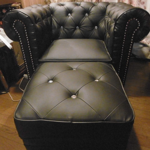 ○[終了]モダンな黒皮のシングルソファ+オットマン 新品同様