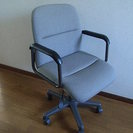 "オリバー" 製の事務用肘付布貼り回転椅子
