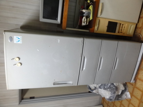 ４１５Ｌ冷蔵庫￥２万で、譲ります。取りに来ていただける方！残置物大物を一緒に引き取りお願いします。残置物は、ベッドのスプリングマット、ソファーL1800ｍｍ１つ、布団１０枚、スチールハンガー、米びつラック程度相当です。