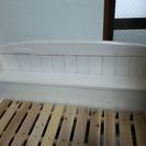 シングルサイズの天然木パイン材すのこベッド（コンセント・棚付き）