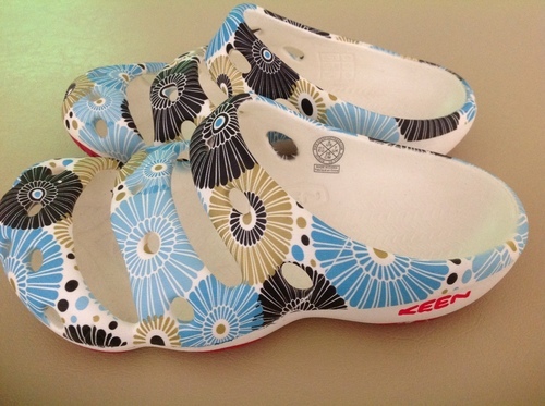 Keen Yogui キーン ヨギ サンダル 花柄 赤底 新品 26センチ 我楽多めちゃんこ市 一宮の靴 サンダル の中古あげます 譲ります ジモティーで不用品の処分