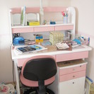 可愛らしいピンクとホワイトの机　椅子つきです。