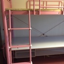 机付きピンクのロフトベッド