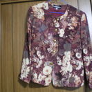 茶色地に花柄のジャケット　11号サイズ　袖口にリボンの飾り