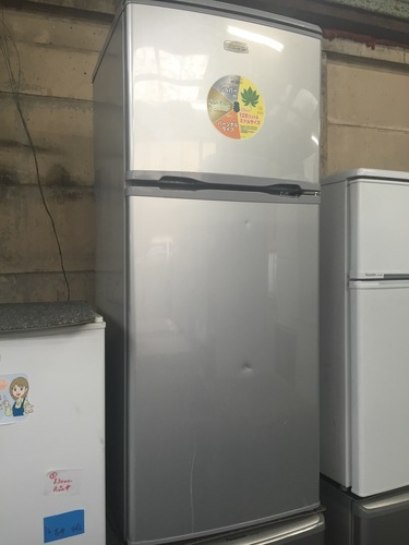 シルバーの冷蔵庫　12年式　配送可能！不用品の買取も行います！