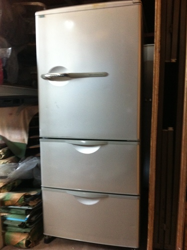短期使用冷凍冷蔵庫　サンヨー３ドア　２５５Ｌ、ＳＲ－２６１Ｇ　シルバーグレー　６０ｘ６６ｘ１４１　2003年