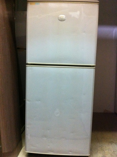 値下げ。格安中古短期使用　冷凍冷蔵庫　シャープ２ドア　便利な、左右両開き　２２７Ｌ、「近隣配送1500円より」ＳＪ－Ｗ２３Ｊ－Ｃ　グレー　５９ｘ６４ｘ１３９ｃｍ　　　　　　　　　　　　　年　左右開き　内部変色あり。