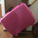 ピンクのスーツケース、片輪タイプ