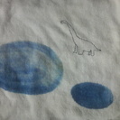 コムサ　ハンカチタオル　恐竜の刺繍に水彩画風プリント