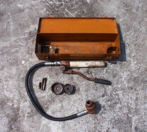 【亀倉精機　手動式パンチャー　中古品】