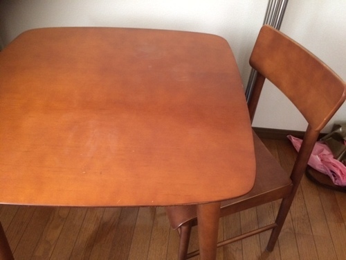 カフェ風テーブル　椅子２脚つき
