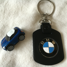 BMWのキーホルダーとミニカーセット