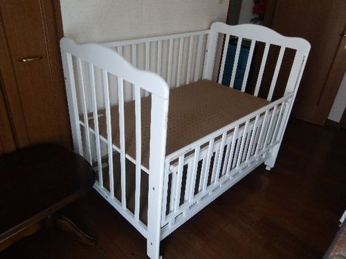 白いきれいなベビーベッド