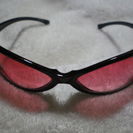メンズ用のサングラス　赤色のレンズに黒フレーム