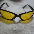 メンズ用のサングラス　黄色のレンズに黒フレーム