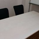 白い木のテーブル
