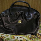 MARCO の茶色いバッグ　です。編みで光沢があります。