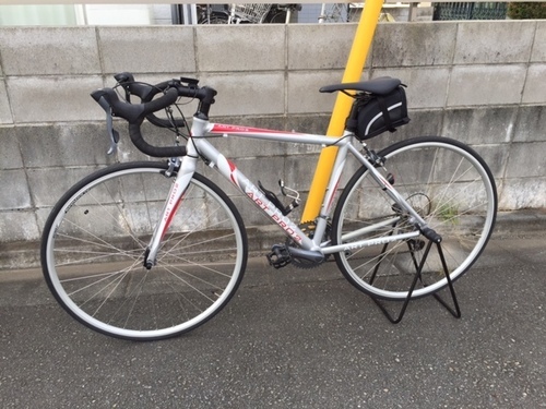 【お取引中】【新車購入後半年】ロードバイク　フルCLRIS　おまけ多数（サイクルコンピュータ、ドリンクホルダー、ディスプレイスタンド、チューブ、イージーパッチ、タイヤレバー、ヘルメット）