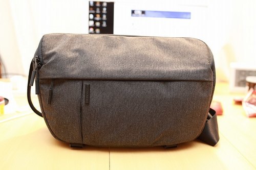 Incase カメラバッグ DSLR Pro Sling Pack 8000円