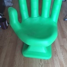《交渉中》手の形をした椅子