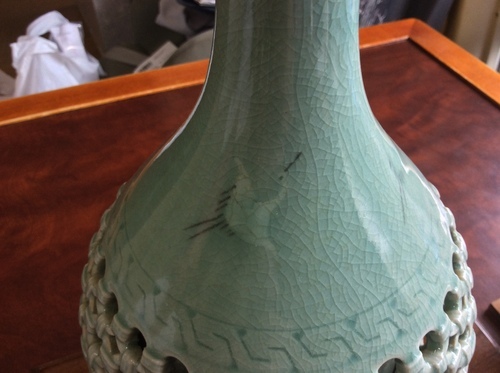 高麗青磁2点  『 海泉作   透かし二重胴花瓶』 『東谷作   丸花瓶』台つき