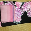 【値下げしました】黒地にピンク花の浴衣と帯のセットです
