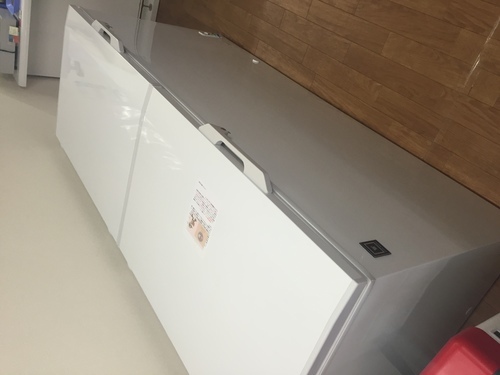 使用３か月の業務用冷凍庫を売ります