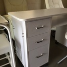 ネイルサロンにて一年使用したチェアとデスク。美品