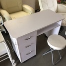 ネイルサロンにて一年使用したチェアとデスク。美品
