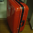 スーツケース　赤　タイヤ二つ破損(使用に問題ない程度)