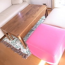 NOYESの革ソファーセット　２～３人掛け　オットマン２個＆テーブル　おしゃれなピンクのオットマン