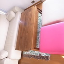 NOYESの革ソファーセット　２～３人掛け　オットマン２個＆テーブル　おしゃれなピンクのオットマン