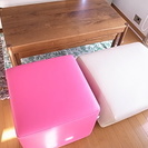 NOYESの革ソファーセット　２～３人掛け　オットマン２個＆テーブル　おしゃれなピンクのオットマン