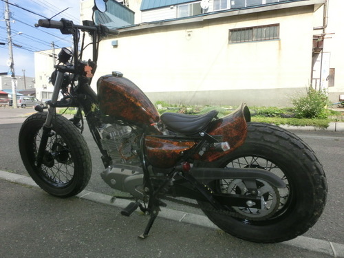 チョッパー？ ボバー？ かなりイカしたフルカスタム車 バンバン
