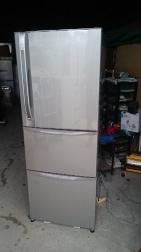 リサイクルショップの蔵出し品 2008年339L 3枚扉冷凍冷蔵庫 自動製氷機付き