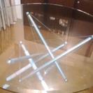ガラスの円テーブル