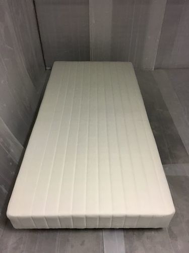 シングルの脚付マットレス　心地よい弾力のマットレスです♪