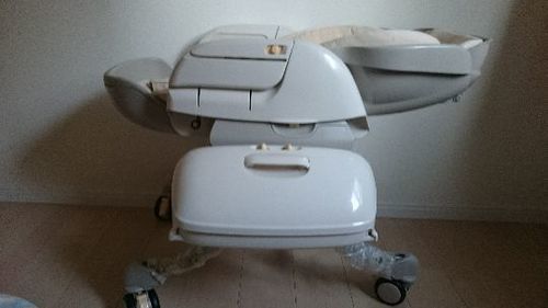 替えのｼｰﾄｸｯｼｮﾝ付コンビ電動ハイロースウィングチェア