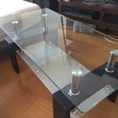 2段のガラステーブルです。