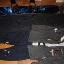 スノボ一式セット　【ボード（ビンディング付き）、ボードケース、ウェア上下、グローブ、ブーツ（損傷あり）、ケアセット】